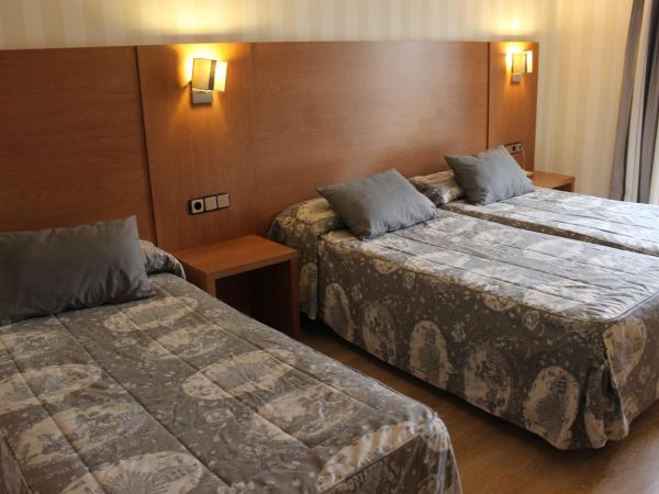 Ramblas Hotel : photo 6 de la chambre chambre double avec lit d'appoint