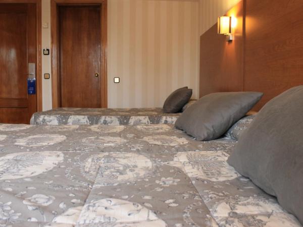 Ramblas Hotel : photo 8 de la chambre chambre double avec lit d'appoint