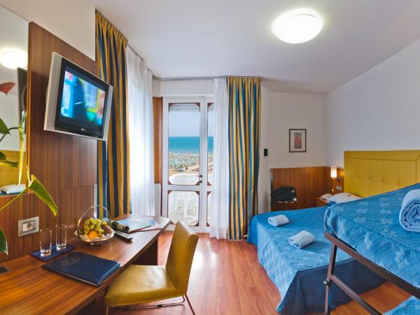 Hotel Ariston : photo 1 de la chambre chambre familiale avec balcon (2 adultes + 2 enfants)