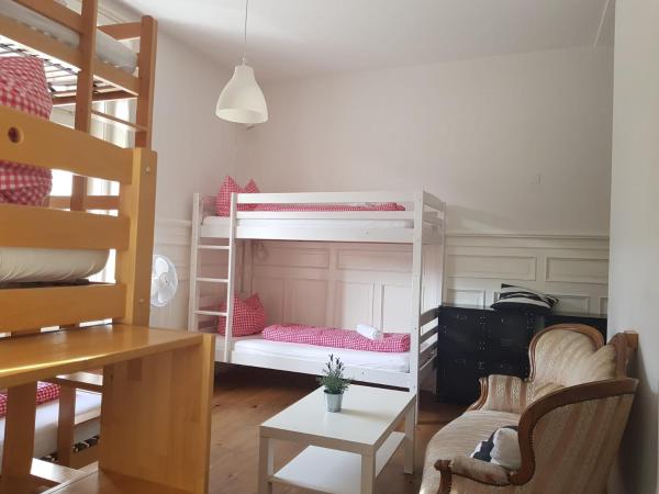 Adventure Hostel Interlaken : photo 2 de la chambre chambre triple avec salle de bains