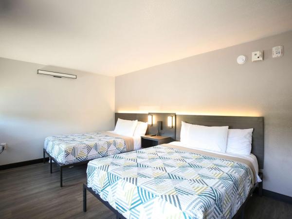 Motel 6-Sacramento, CA - Old Sacramento North : photo 3 de la chambre chambre quadruple de luxe - non-fumeurs