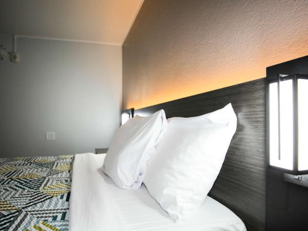 Motel 6-Sacramento, CA - Old Sacramento North : photo 3 de la chambre chambre lit queen-size accessible aux personnes à mobilité réduite – non-fumeurs