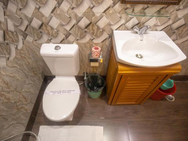 Hotel Cecil : photo 9 de la chambre suite lit king-size avec balcon