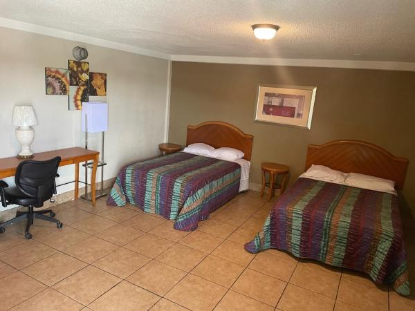 Budgetel Inn and Suites - Louisville : photo 3 de la chambre chambre lit king-size avec baignoire spa