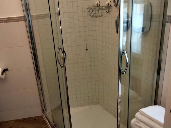 BeB San Lorenzo : photo 7 de la chambre grande chambre double avec salle de bains privative