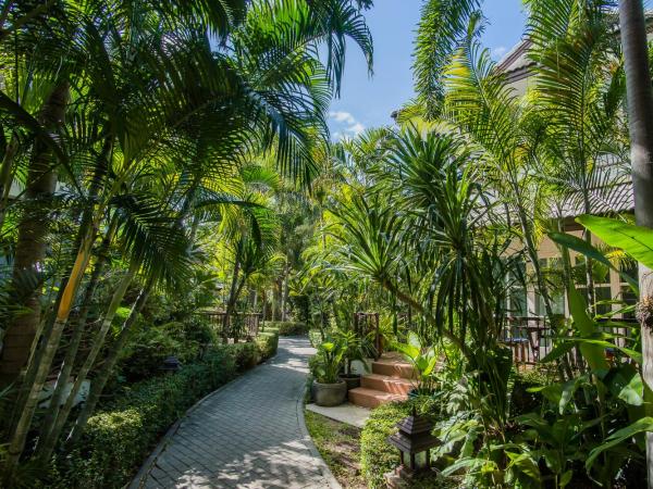 Laksasubha Hua Hin : photo 2 de la chambre grand hébergement lit king-size - vue sur jardin