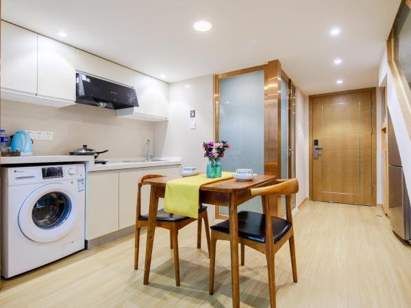 July Apartment : photo 8 de la chambre sunshine loft king room