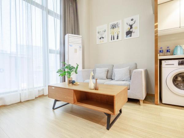 July Apartment : photo 5 de la chambre sunshine loft king room