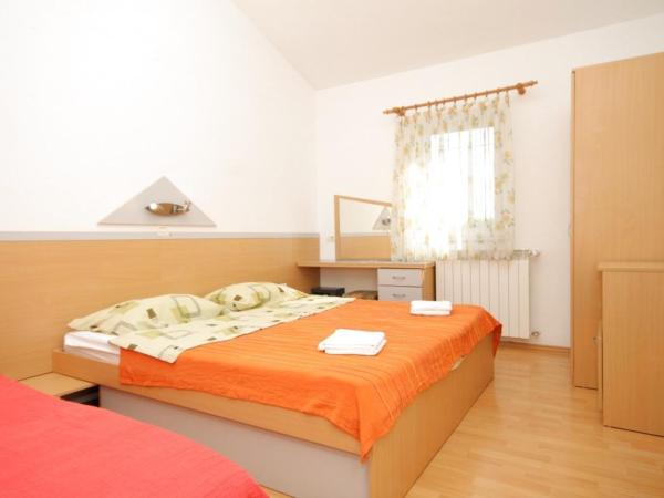 Apartments and rooms with a swimming pool Babici, Umag - 3046 : photo 1 de la chambre chambre triple avec terrasse