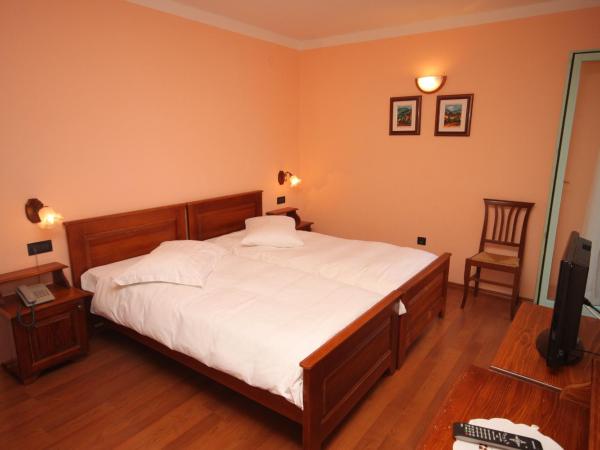 Rooms by the sea Rabac, Labin - 3016 : photo 1 de la chambre chambre lits jumeaux avec balcon - vue sur mer