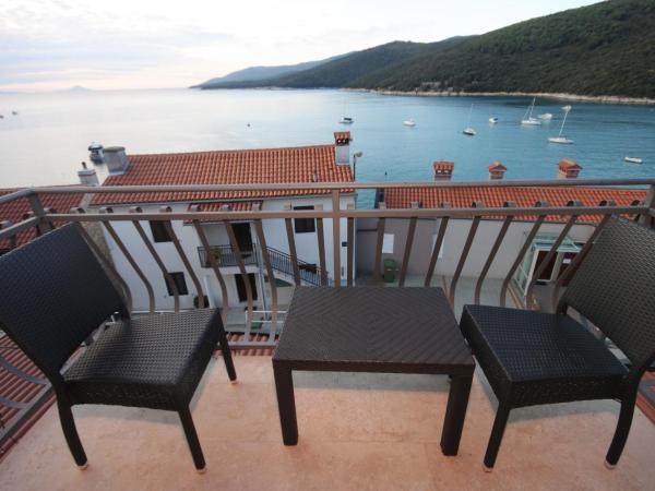 Rooms by the sea Rabac, Labin - 3016 : photo 5 de la chambre chambre lits jumeaux avec balcon - vue sur mer