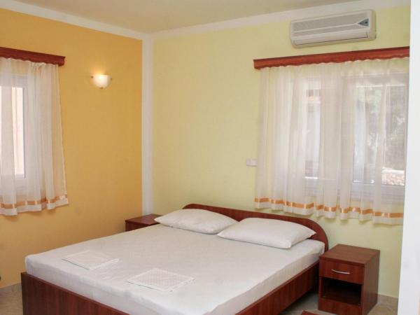 Double Room Rogoznica 3097a : photo 1 de la chambre chambre double