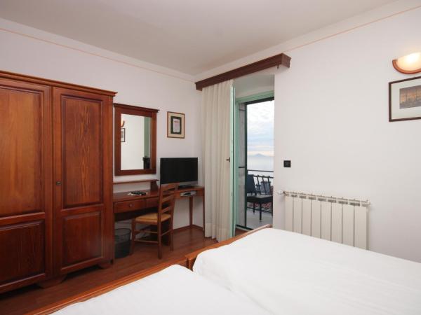 Rooms by the sea Rabac, Labin - 3016 : photo 2 de la chambre chambre lits jumeaux avec balcon - vue sur mer