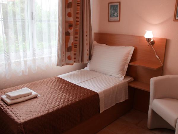 Rooms by the sea Duce, Omis - 3063 : photo 1 de la chambre chambre simple