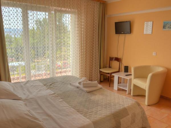 Rooms by the sea Duce, Omis - 3063 : photo 1 de la chambre chambre double avec balcon