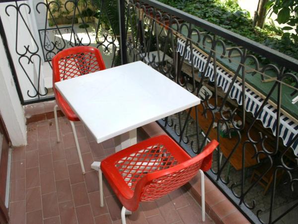 Rooms by the sea Duce, Omis - 3063 : photo 4 de la chambre chambre double avec balcon