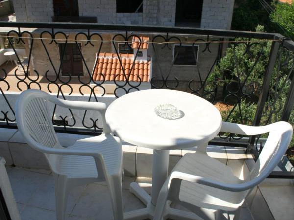 Rooms by the sea Duce, Omis - 3063 : photo 5 de la chambre chambre double avec balcon