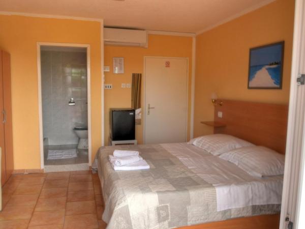 Rooms by the sea Duce, Omis - 3063 : photo 2 de la chambre chambre double avec balcon