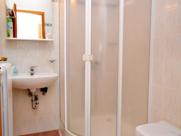 Apartments and rooms with parking space Krk - 5294 : photo 3 de la chambre chambre double avec terrasse - vue sur mer