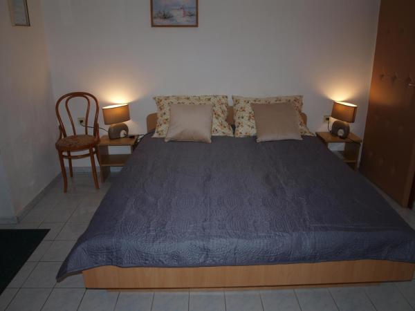 Rooms with a parking space Krk - 5360 : photo 1 de la chambre chambre double avec terrasse