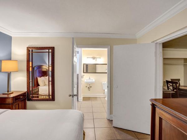 Fort Lauderdale Grand Hotel : photo 6 de la chambre hébergement lit queen-size - accessible aux personnes à mobilité réduite