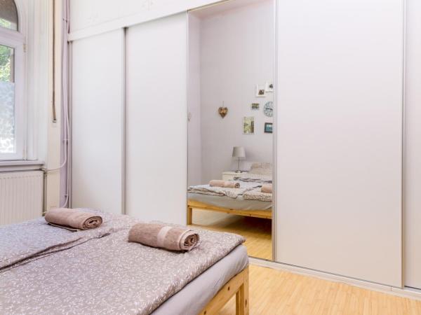 Aurora Apartments : photo 2 de la chambre chambre double avec salle de bains commune