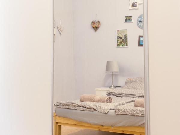 Aurora Apartments : photo 6 de la chambre chambre double avec salle de bains commune