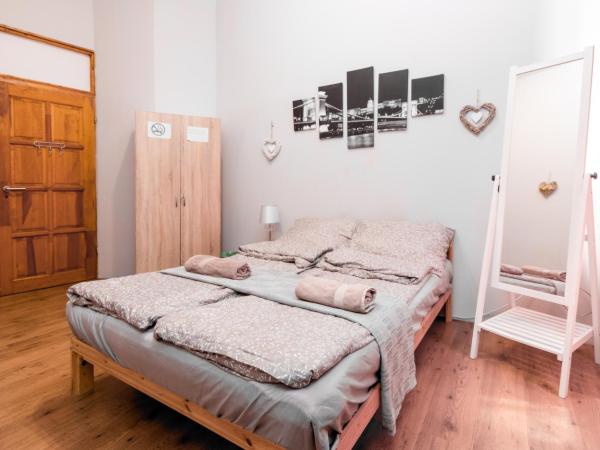 Aurora Apartments : photo 1 de la chambre chambre double avec salle de bains commune