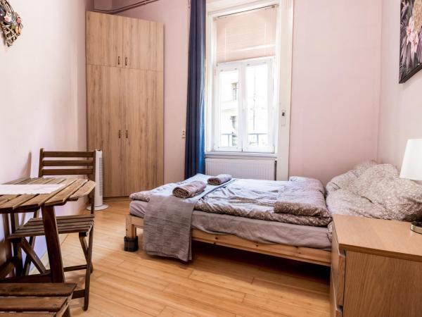 Aurora Apartments : photo 2 de la chambre chambre double avec salle de bains commune