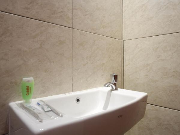 Sans Hotel Pippo Yogyakarta by RedDoorz : photo 1 de la chambre chambre familiale