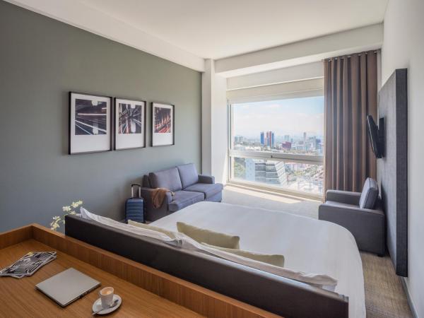 The Paragon Hotel Mexico Santa Fe By Accor : photo 3 de la chambre deluxe  room with one king bed and view