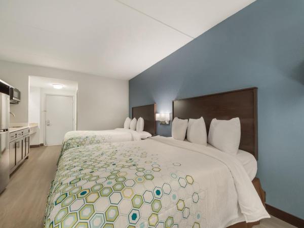 HomeTowne Studios by Red Roof San Antonio - SeaWorld Northwest : photo 7 de la chambre studio avec 2 lits queen-size - non-fumeurs