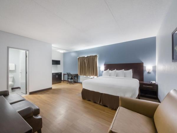 HomeTowne Studios by Red Roof San Antonio - SeaWorld Northwest : photo 5 de la chambre suite studio king room non-smoking