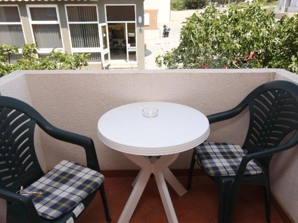 Apartments and rooms with parking space Novalja, Pag - 6341 : photo 2 de la chambre chambre lits jumeaux avec balcon