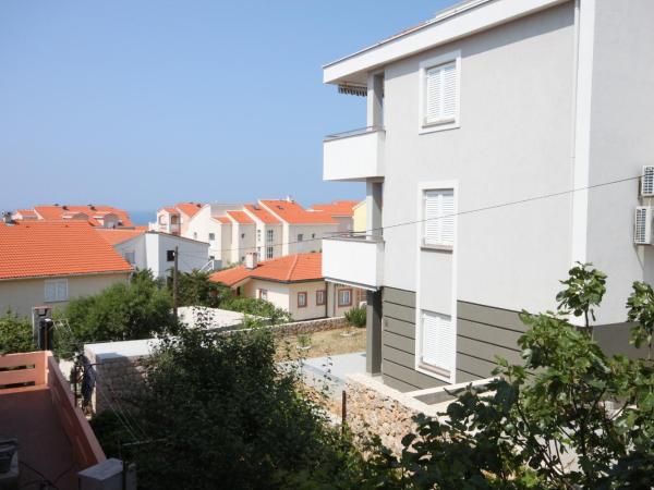 Apartments and rooms with parking space Novalja, Pag - 6341 : photo 3 de la chambre chambre lits jumeaux avec balcon