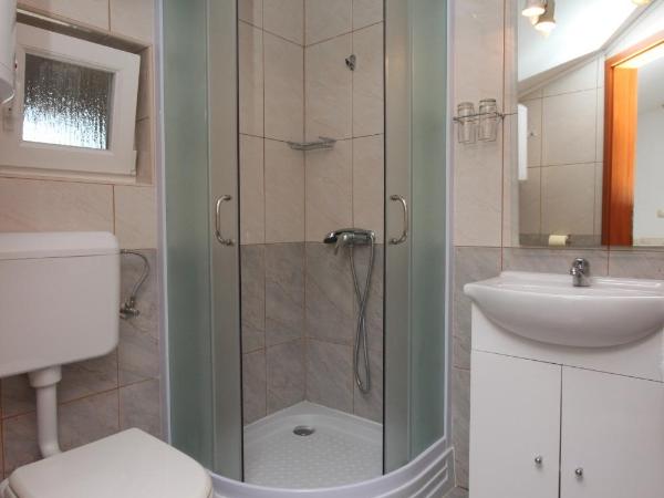 Apartments and rooms with parking space Novalja, Pag - 6341 : photo 1 de la chambre chambre lits jumeaux avec balcon - vue sur mer