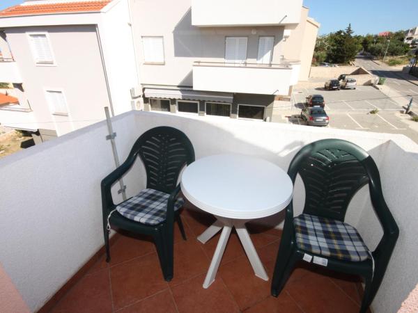 Apartments and rooms with parking space Novalja, Pag - 6341 : photo 2 de la chambre chambre lits jumeaux avec balcon - vue sur mer