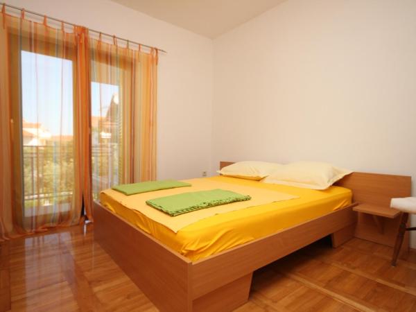 Apartments and rooms with parking space Vodice - 6260 : photo 3 de la chambre appartement 2 chambres avec balcon