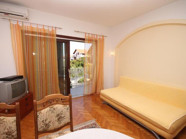 Apartments and rooms with parking space Vodice - 6260 : photo 1 de la chambre appartement 2 chambres avec balcon
