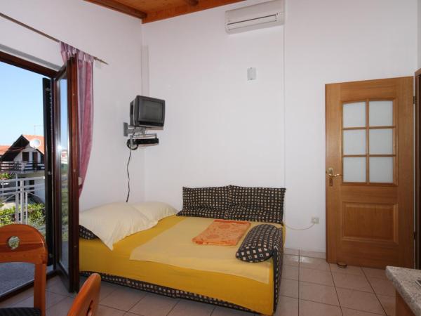 Apartments and rooms with parking space Vodice - 6260 : photo 1 de la chambre appartement 1 chambre avec balcon