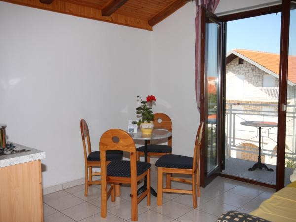 Apartments and rooms with parking space Vodice - 6260 : photo 7 de la chambre appartement 1 chambre avec balcon