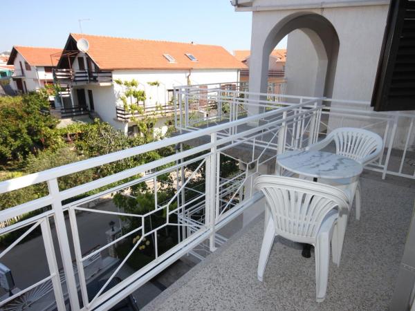 Apartments and rooms with parking space Vodice - 6260 : photo 9 de la chambre appartement 1 chambre avec balcon