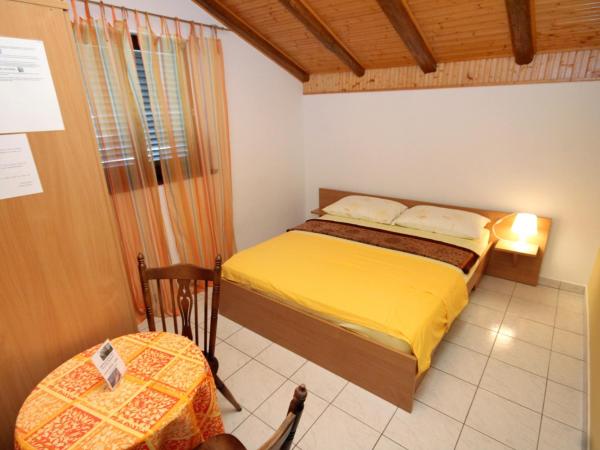 Apartments and rooms with parking space Vodice - 6260 : photo 1 de la chambre chambre double