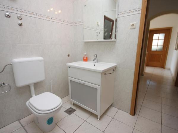 Apartments and rooms with parking space Vodice - 6260 : photo 8 de la chambre appartement 2 chambres avec balcon