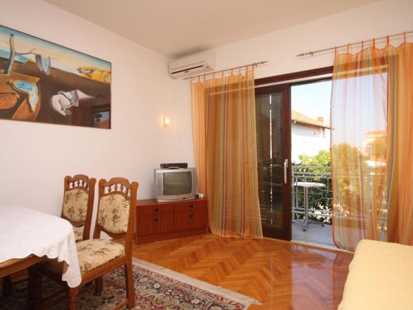 Apartments and rooms with parking space Vodice - 6260 : photo 2 de la chambre appartement 2 chambres avec balcon
