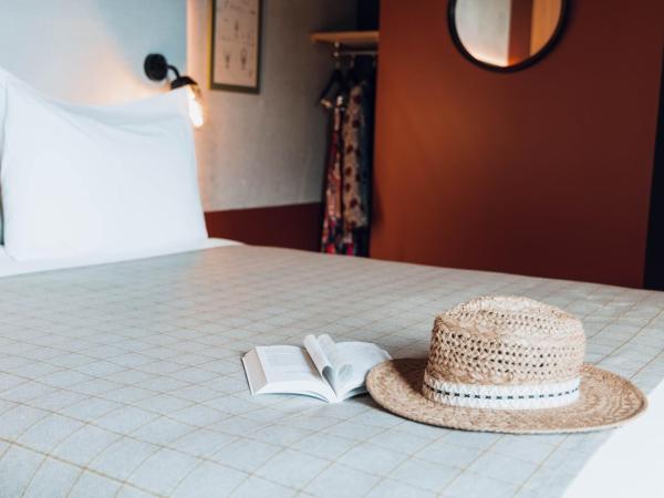 greet Hotel La Rochelle Centre : photo 4 de la chambre chambre pop avec 1 lit double et 1 lit simple