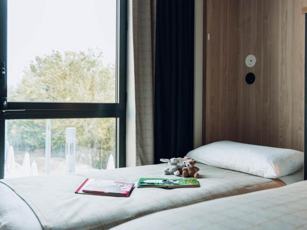 greet Hotel La Rochelle Centre : photo 4 de la chambre chambre familiale avec 1 lit double et 2 lits simples