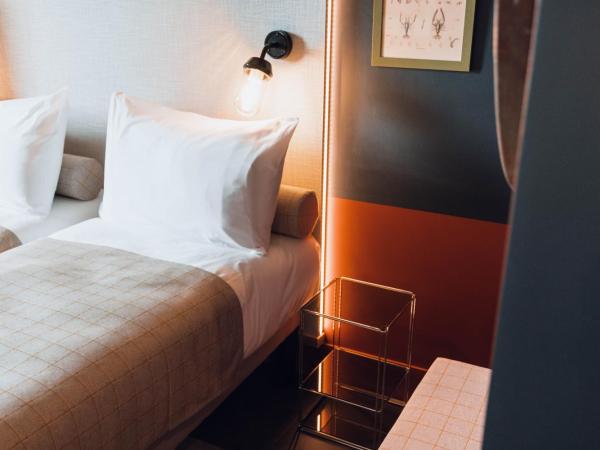 greet Hotel La Rochelle Centre : photo 6 de la chambre chambre pop avec 3 lits simples