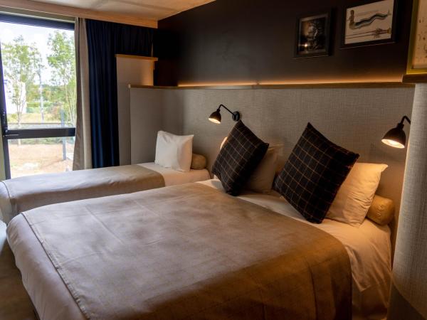 greet Hotel La Rochelle Centre : photo 7 de la chambre standard room with one double bed and three single beds