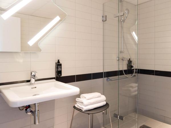 ibis Budget La Rochelle Centre : photo 4 de la chambre chambre avec 1 lit double et 1 lit simple - accessible aux personnes à mobilité réduite